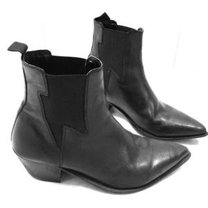 Asos chelsea boots Men’s 7 / Woman’s 8.5 Unisex